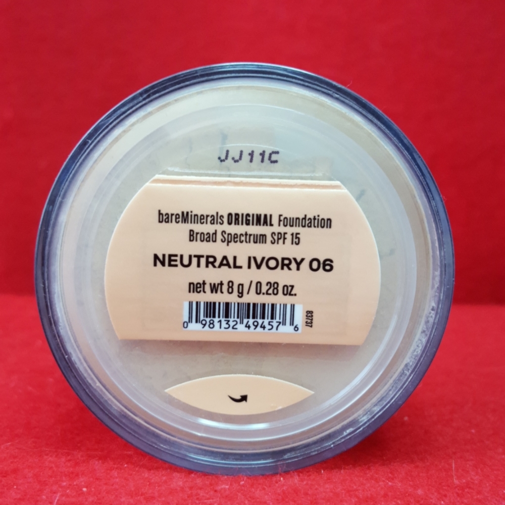 Original loose powder foundation in neutral ivory